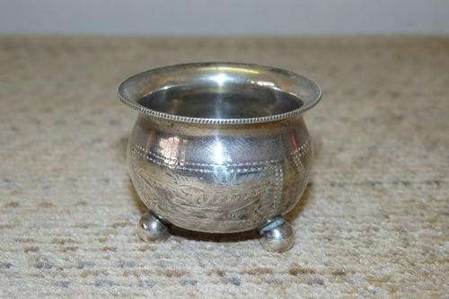 AN INCREDIBLE ANTIQUE HALLMARKED RUSSIAN SILVER THREE LEGGED POT WITH HAND ENGRAVED DETAILING
