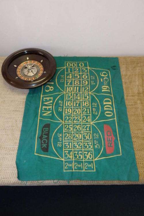 AN AWESOME AMERICAN MADE MINIATURE BAKELITE ROULETTE WHEEL WITH A GREEN VELD "BOARD"
