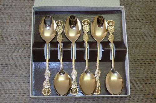 AN AWESOME BOXED SET OF SIX EETRITE 24ct GOLD PLATED TEASPOONS WITH ROSE DESIGN HANDLES
