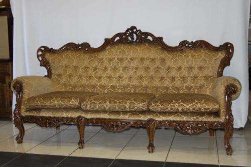 A MAGNIFICENT GORGEOUS 3-SEATER LOUNGER COUCH IN PRISTINE CONDITION! EXQUISIT FURNITURE!