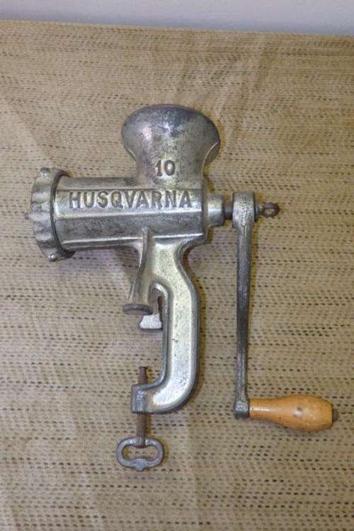 AN AWESOME VINTAGE SWEDISH MADE "HUSQVARNA" BY RELIANCE No. 10 MINCER WITH A WOODEN HANDLE