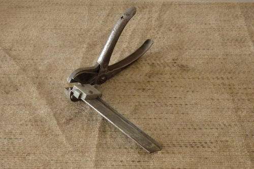 A FANTASTIC RARE VINTAGE HB ROUSE OF USA LETTERPRESS LEAD SLUG CLIPPER WITH ADJUSTABLE STOP PLATE
