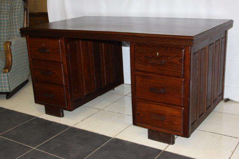 AN EXQUISITE SOLID PARTRIDGE WOOD EXECUTIVE DESK WITH 6 DRAWS - STUNNING FURNITURE!!!