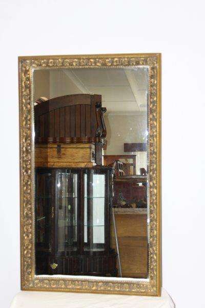 A FABULOUS VINTAGE WOOD MOULDED MIRROR WITH EXQUISITE DETAILING ON THE FRAME! STUNNING FURNITURE
