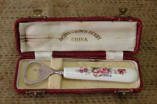 A FANTASTIC VINTAGE BOXED ROYAL CROWN DERBY OF ENGLAND PORCELAIN HANDLED BOTTLE OPENER