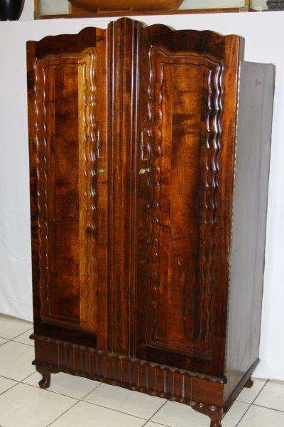 EXQUISITE "TRUART" VINTAGE QUEEN ANNE WARDROBE c/w DRAWS IN FANTASTIC CONDITION! STUNNING FURNITURE!