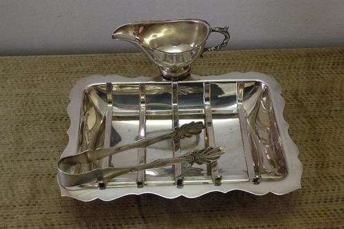 A RARE VINTAGE EPNS SILVER PLATED ASPARAGUS SERVING TRAY WITH A HOLLANDAISE SAUCE BOAT AND TONGS