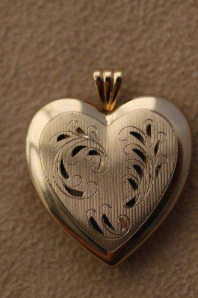 STUNNING 14ct GOLD PLATE HEART LOCKET cw SPACE FOR 2 PHOTOS IN GREAT CONDITION! AWESOME JEWELLERY!!!