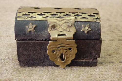 AN AWESOME PRINTERS TRAY ORNAMENTAL COLLECTIBLE WOODEN TREASURE CHEST WITH BRASS DETAILING