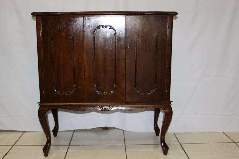 AN EXQUISITE VINTAGE TV CABINET THAT COULD MAKE AN EXCELLENT DRINKS CABINET!!!