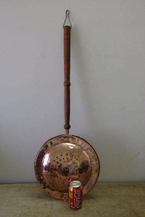 AN AUTHENTIC VINTAGE/ANTIQUE? COPPER "COAL" BED WARMER WITH A WOODEN HANDLE IN GREAT CONDITION
