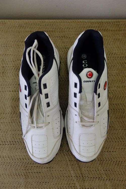 AN AWESOME BOXED PAIR OF COUNTY "STRIKE" WHITE AND NAVY SIZE 10 MENS TEKKIES