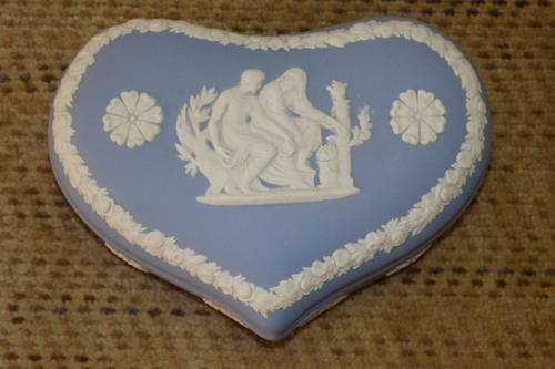 A SUPERB HEART SHAPED WEDGWOOD OF ENGLAND "BLUE JASPER" LIDDED TRINKET BOWL IN FANTASTIC CONDITION