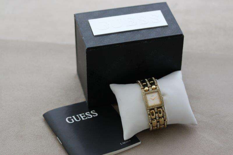 WOW!! A STUNNING STYLISH LADIES GUESS WRIST WATCH IN EXCELLENT WORKING CONDITION!!!