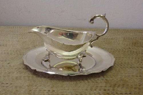 AN AWESOME VINTAGE EMESS FOOTED EPNS SILVER PLATED "PLATED" GRAVY BOAT WITH AN UNUSUAL HANDLE