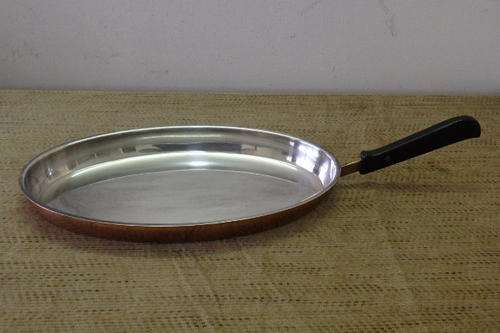 AN AWESOME LARGE OVAL COPPER AND STEEL FISH SKILLET WITH A MOULDED HANDLE AND BRASS JOIN PLATE