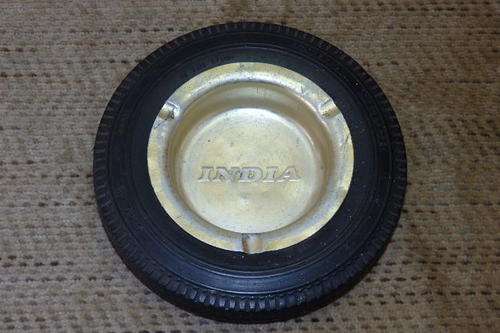 A FANTASTIC AND VERY COLLECTABLE VINTAGE "INDIA TYRES" TYRE ASHTRAY WITH A METAL EMBOSSED INSERT