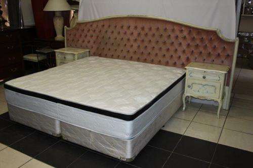 WOW!!! AN EXQUISITE VINTAGE DETAILED CURVED KINGSIZE HEADBOARD, SIDE PEDASTALS & ORTHOPEDIC MATRESS!