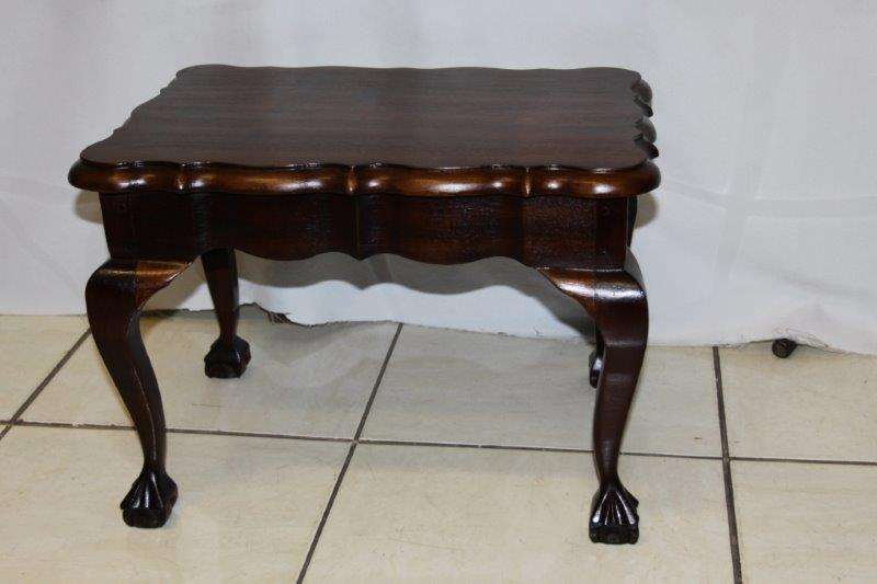 AN EXQUISITE UNIQUE BALL & CLAW COFFEE SIDE TABLE!!! STUNNING FURNITURE IN EXCELLENT CONDITION!
