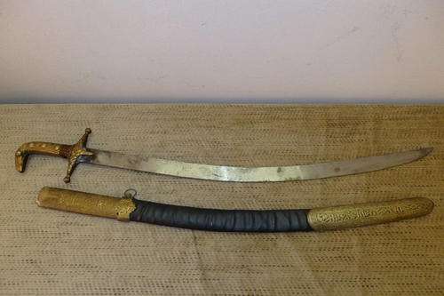 A FANTASTIC VINTAGE INDIAN MADE "CURVED" TALWAR SWORD IN IT'S SCABBARD WITH BRASS EMBELLISHMENTS