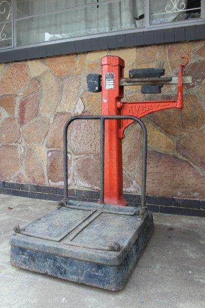 A TOTALLY AWESOME VINTAGE AVERY PLATFORM SCALE IN VERY FAIR CONDITION FOR IT'S AGE!!!