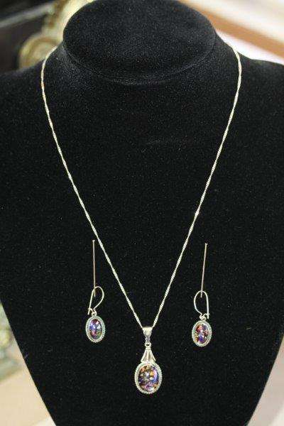 A MAGNIFICENT STERLING SILVER SET OF EARINGS & PENDANT ON A CHAIN, IN A GIFT BOX! AN EXQUISITE GIFT!