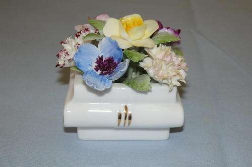 AN FANTASTIC VINTAGE ROYAL DOULTON HAND MADE AND PAINTED FLOWERS IN A BOX