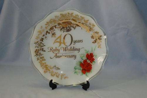 A STUNNINGLY DECORATED GLASS "40 YEARS RUBY WEDDING ANNIVERSARY" PLATE WITH WAVY EDGES