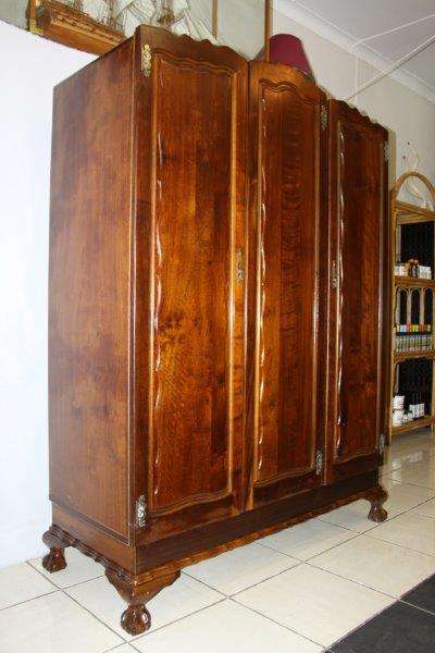 AN EXQUISITE SOLID IMBUIA 3-DOOR WARDROBE IN FANTASTIC CONDITION c/w AMAZING DETAIL!!! WOW