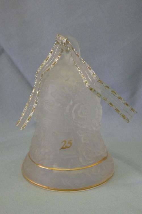 AN AWESOME 25th "ANNIVERSARY" FROSTED GLASS BELL WITH A FLORAL DESIGN AND GOLD RINGS AROUND IT