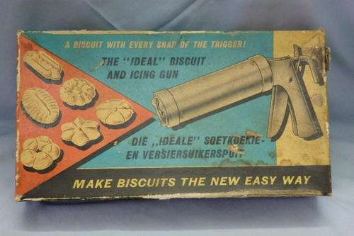 A FANTASTIC VINTAGE MANUAL BISCUIT MAKER/ PUNCH AND ICING GUN IN IT'S ORIGINAL BOX