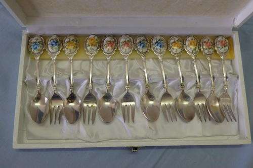 AN AWESOME BOXED SET OF 6 (OF EACH) SILVER PLATED TEASPOONS AND CAKE FORKS WITH PORCELAIN DECALS