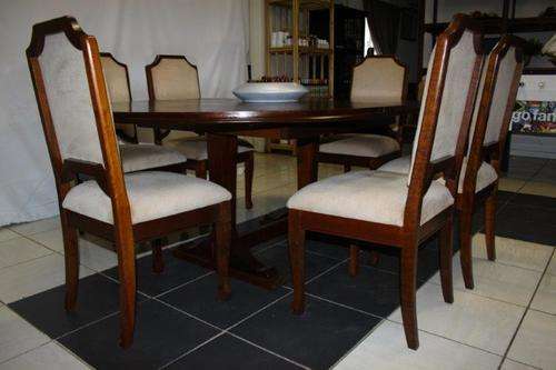 A GORGEOUS 6-SEATER HEAVY DINING-ROOM SUITE WITH EXTENTABLE TABLE IN EXCELLENT CONDITION!!!