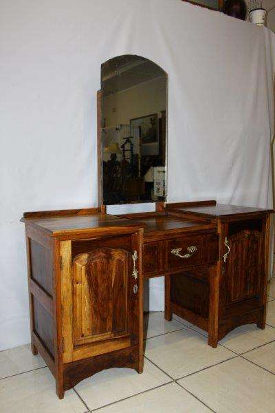 A STUNNING VINTAGE SOLID KIAAT DRESSER WITH A MIRROR IN GREAT CONDITION!!!