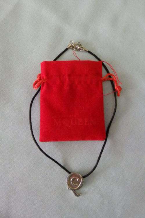 AN FANTASTIC BRANDED "ALEXANDER MCQUEEN" LADIES CHOKER NECKLACE IN IT'S ORIGINAL POUCH
