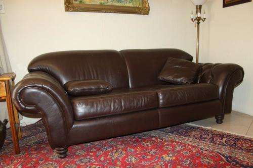 A MAGNIFICENT GORGEOUS "CORICRAFT" GENUINE LEATHER LUXURY COUCH IN PRISTINE CONDITION!!! WOW