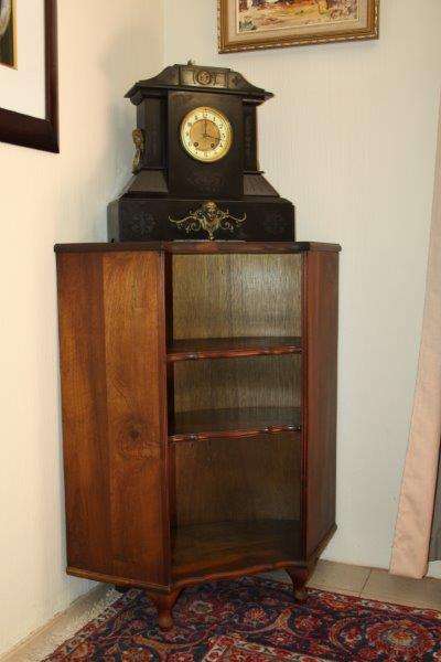 AN EXQUISITE ANTIQUE SOLID STINKWOOD QUEEN ANNE CORNER DISPLAY CABINET IN FANTASTIC CONDITION!!!