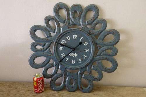 A FANTASTIC LARGE MOLDED WOODEN QUARTZ CLOCK WITH A "TWIRLED" DESIGN WITH A VINTAGE LOOK DETAILING