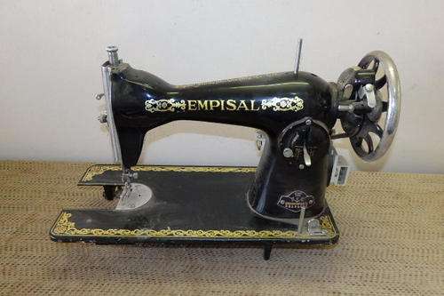 A FANTASTIC VINTAGE (c1940's) EMPISAL 111 SUPERDELUXE GOLDLINE ELECTRIC SEWING MACHINE