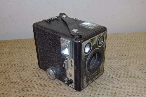 A FANTASTIC VINTAGE KODAK BROWNIE "MODEL E" SIX-20 CAMERA IN GREAT CONDITION