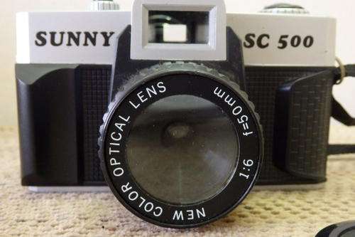 AN AWESOME VINTAGE SUNNY SC 500 35mm CAMERA WITH ADJUSTABLE LENS AND LENS COVER