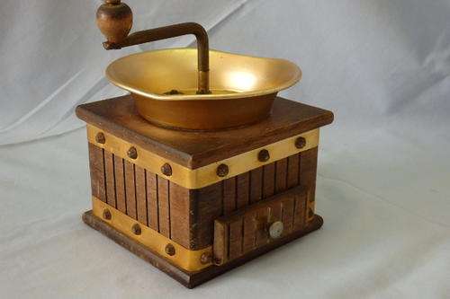 A STUNNING VINTAGE COFFEE GRINDER WITH A COPPER BOWL AND WOODEN BASE AND CATCHMOND DRAWER