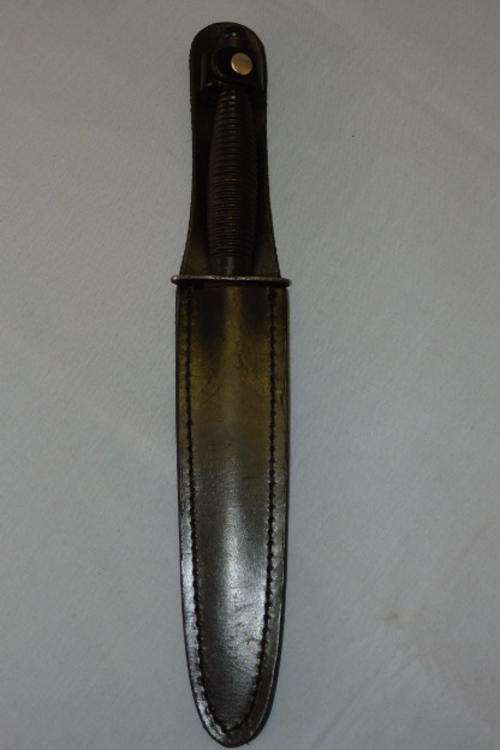 A FANTASTIC ENGLISH MADE COMMANDO STYLE "DOUBLE SIDED BLACK BLADE" THROWING KNIFE & LEATHER SHEATH