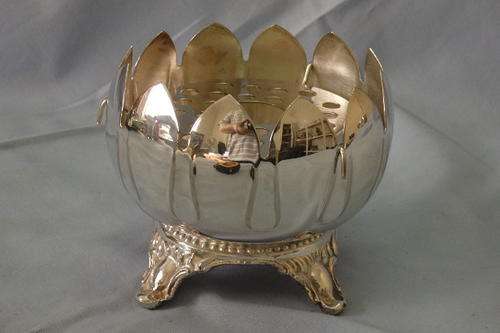 AN ABSOLUTELY STUNNING VINTAGE SILVER PLATED ROSE BOWL WITH A REMOVABLE FLOWER FROG