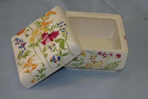 AN AWESOME AND RARE JAPANESE MADE PORCELAIN "ELIZABETH ARDEN" SQUARE LIDDED TRINKET BOX
