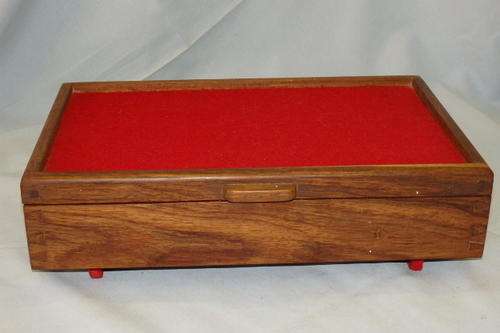 A STUNNING VINTAGE SOLID WOOD JEWELLERY BOX WITH RED VELD LINED INTERIOR AND VELD LINED DISPLAY LID