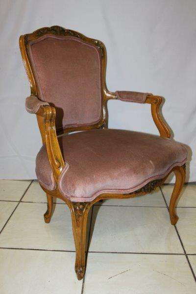 WOW!!! A STUNNING VINTAGE SOLID FRENCH STYLE CARVED CHAIR IN FANTASTIC CONDITION!!!