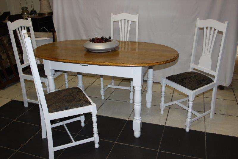 A MAGNIFICENT SOLID OAK DININGROOM SUITE WITH 4 UPHOLSTERED CHAIRS!!! BEAUTIFUL FURNITURE!!!