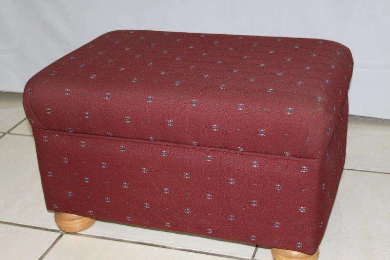 AN EXQUISITE OTTOMAN IN EXCELLENT CONDITION!!! STYLISH AND PERFECT FOR THAT LOST SPACE...