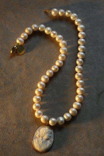 A SPECTACULAR VINTAGE14ct GOLD WITH 10/12mm GENUINE PEARL NECKLACE c/w A STUNNING GOLD CAMEO!!! WOW!
